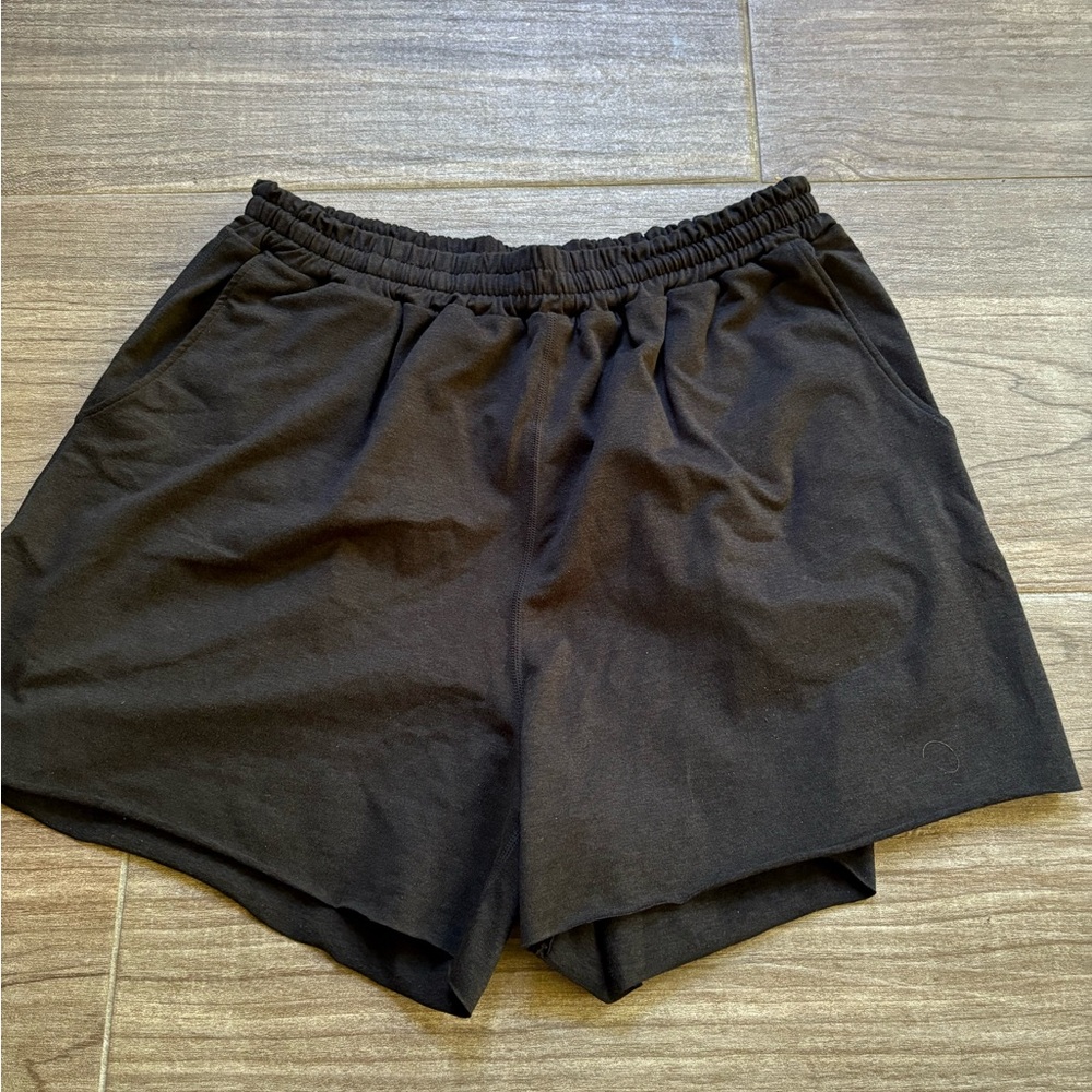 Vuori Black Boyfriend shorts size small